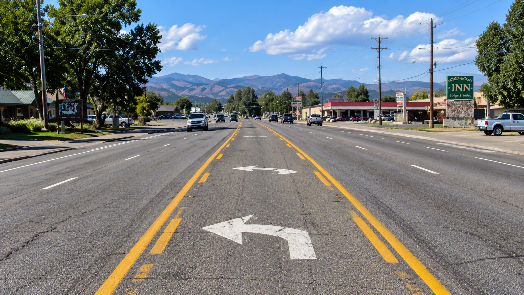Center Turn Lane mit Abbiegepfeilen auf einer Straße in einer amerikanischen Kleinstadt