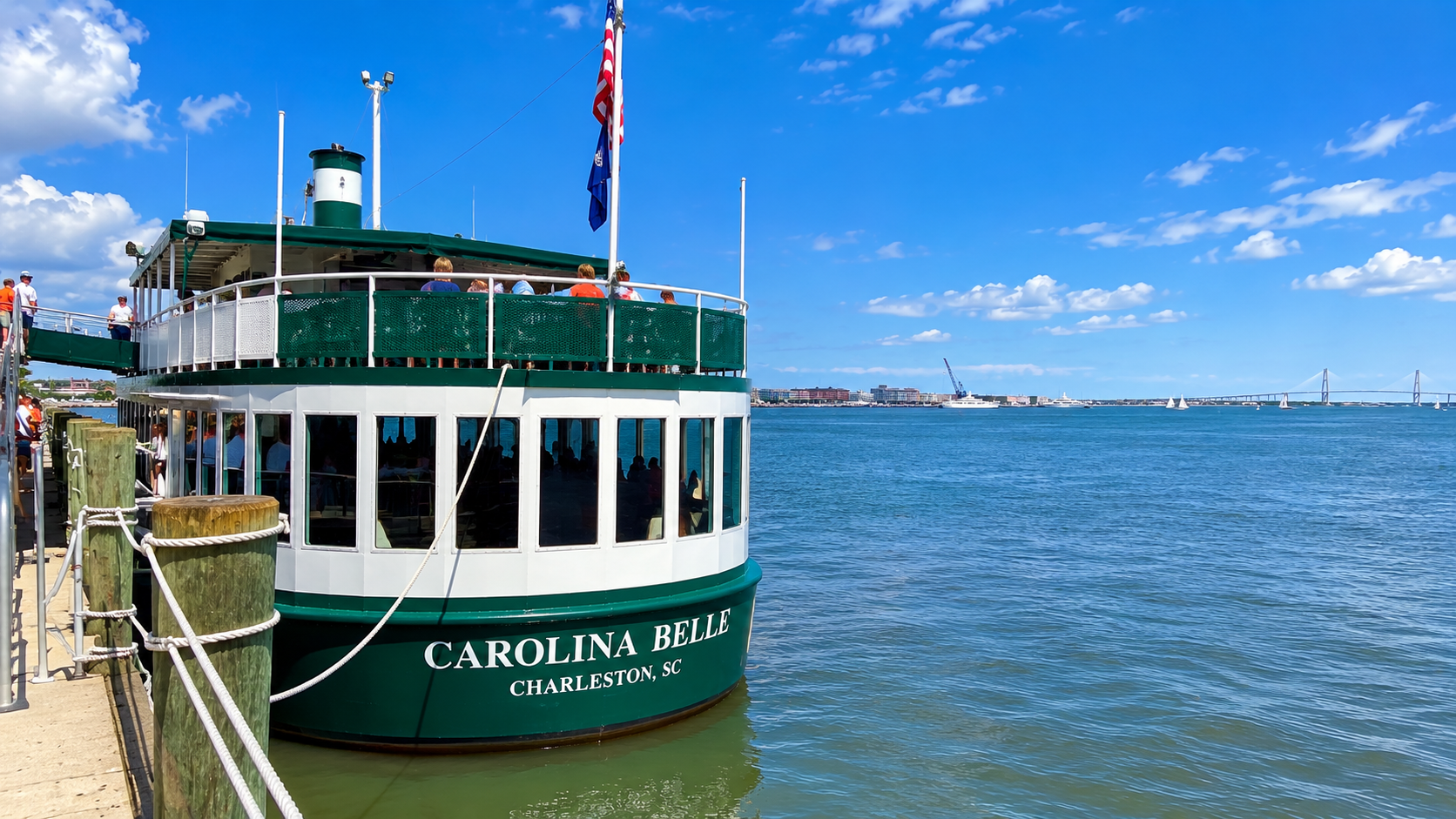 Carolina Belle am Hafen von Charleston in South Carolina