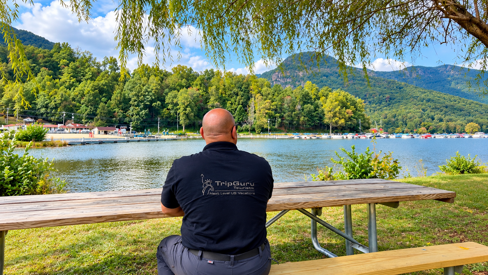 Michael am Lake Lure vor den Bergen von North Carolina