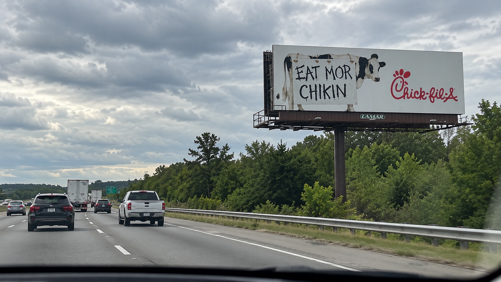 Chick-fil-A Billboard mit Kuh an einer Interstate in den USA