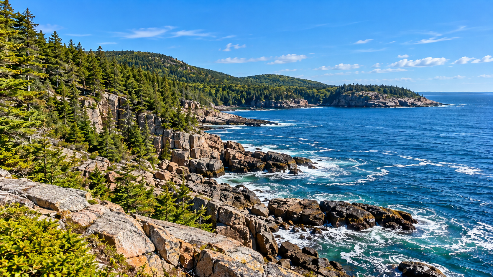 Felsige Atlantikküste im Acadia National Park in Maine
