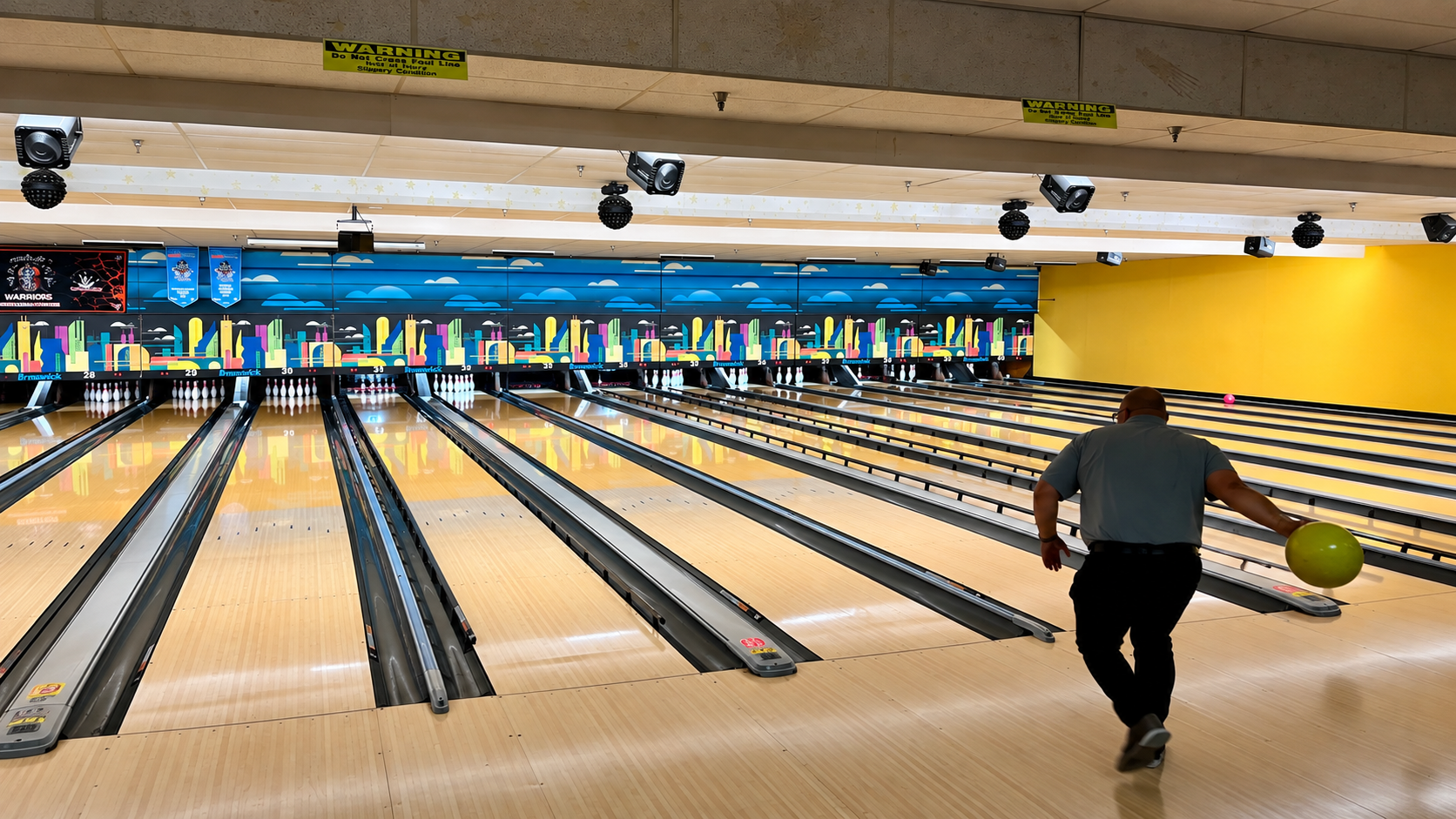 Michael beim Bowling auf einer Bowlingbahn in den USA