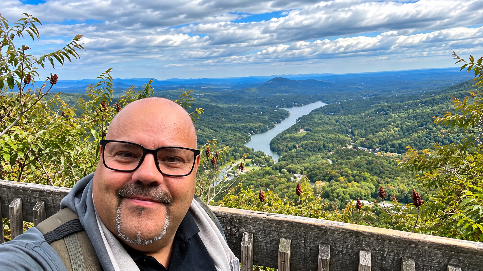 Michael am Chimney Rock mit Blick auf Lake Lure in North Carolina