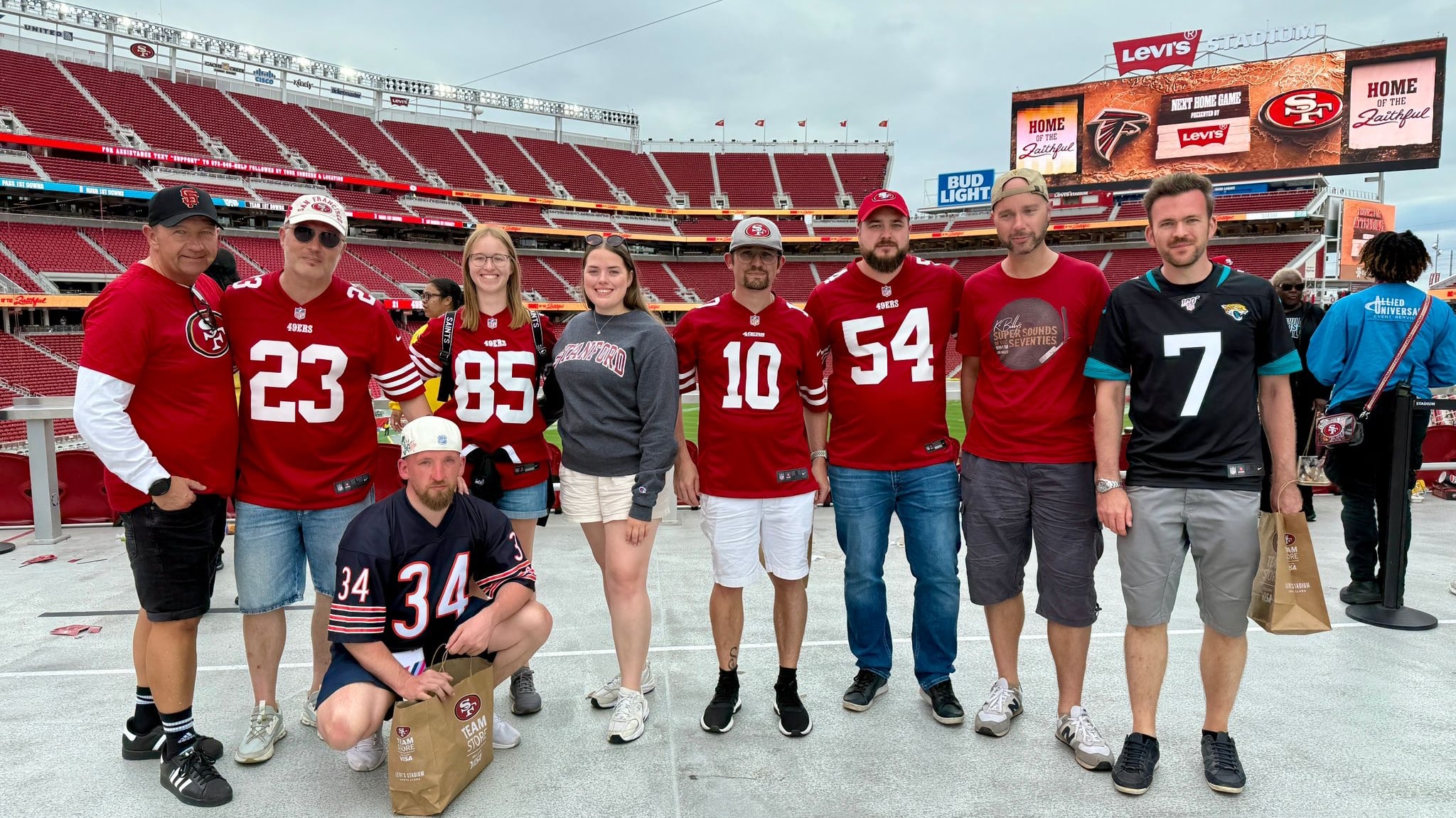 Ansicht eines American Foorballstadions von innen mit einer Gruppe Fans.