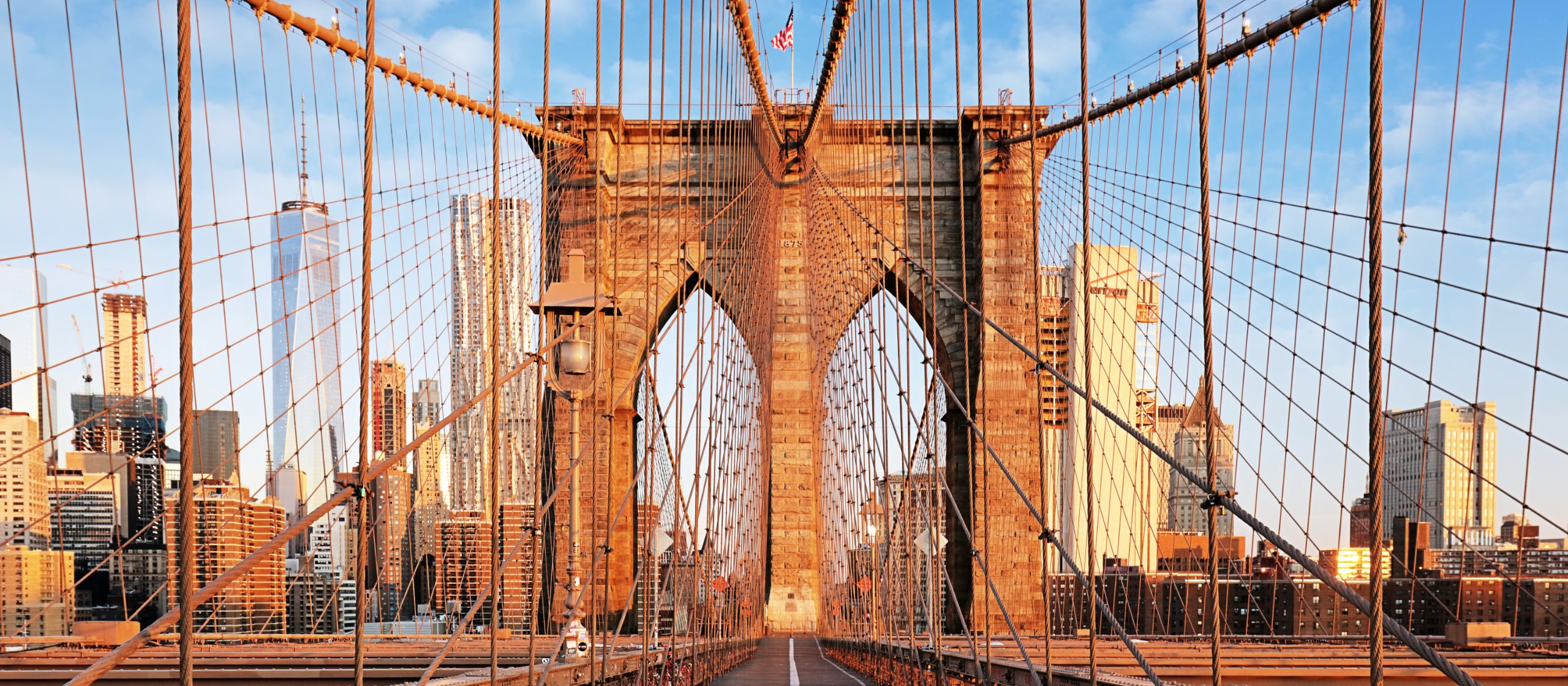 Brooklyn Bridge in New York, POV Fußgänger, Sonnenaufgang
