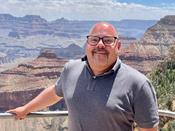 Geschäftsführer Michael Blass steht auf der Brooklyn Bridge in New York vor der Skyline von Manhattan