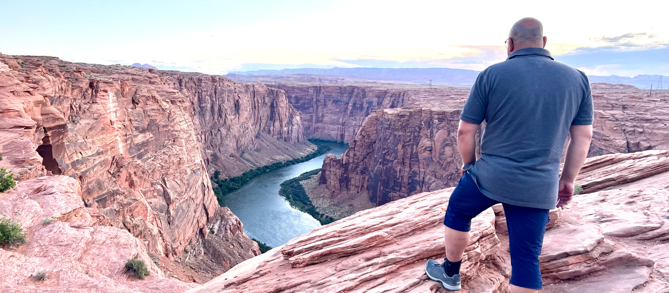 Bild vom Glenn Canyon, Michael Blass schaut von oben auf den Colorado River herab.