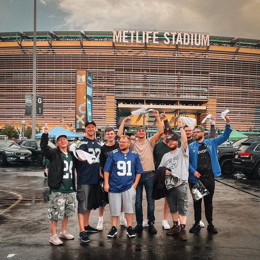 Eine unserer Reisegruppen vor dem Metlife Stadium.