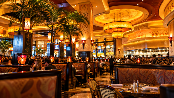 Typischer Innenraum eines The Cheesecake Factory Restaurants in den USA