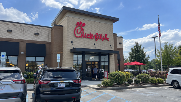 Chick-fil-A Restaurant in den USA vom Parkplatz aus gesehen